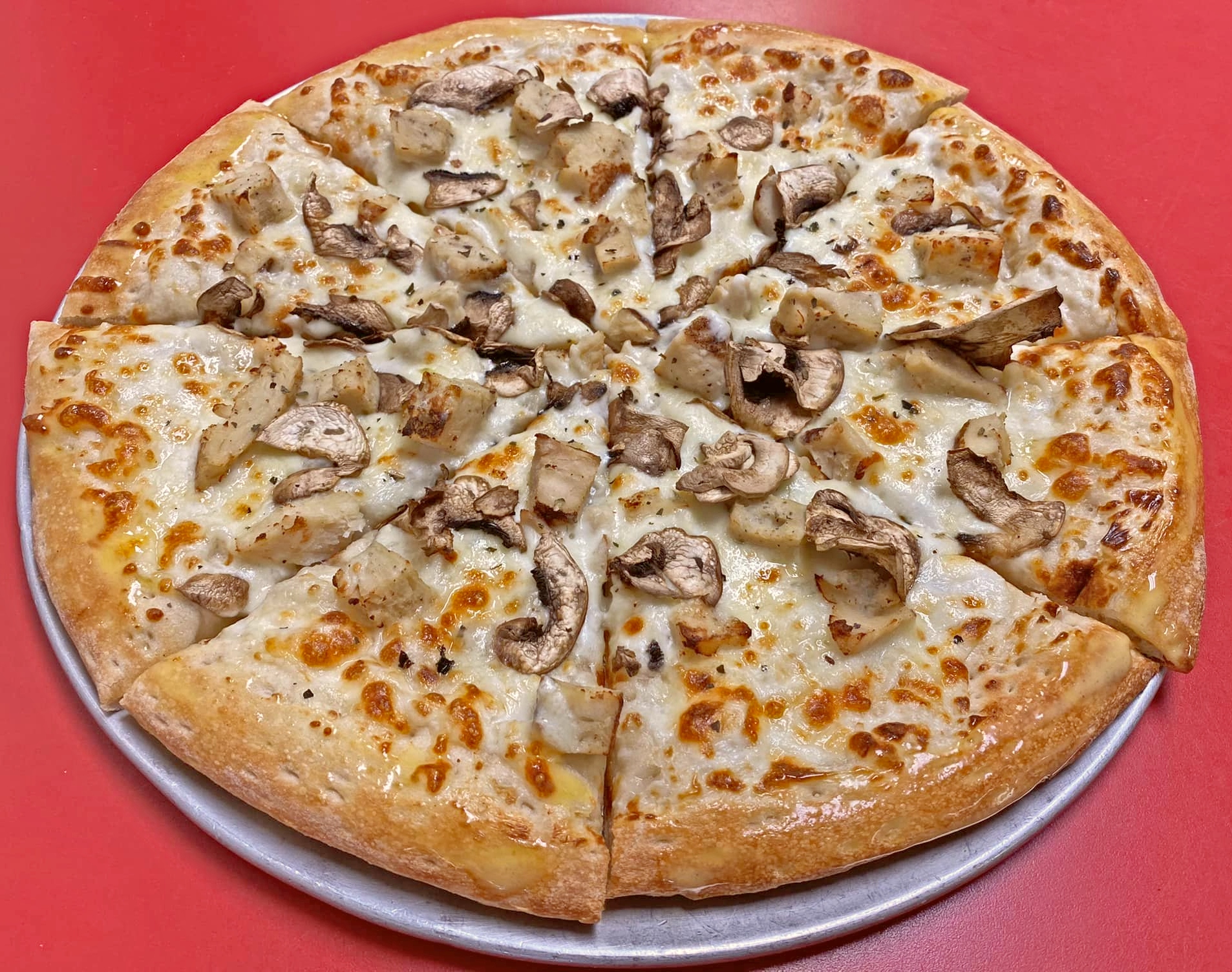 289870279_556229209216157_5242493458364401331_n mushroom pizza